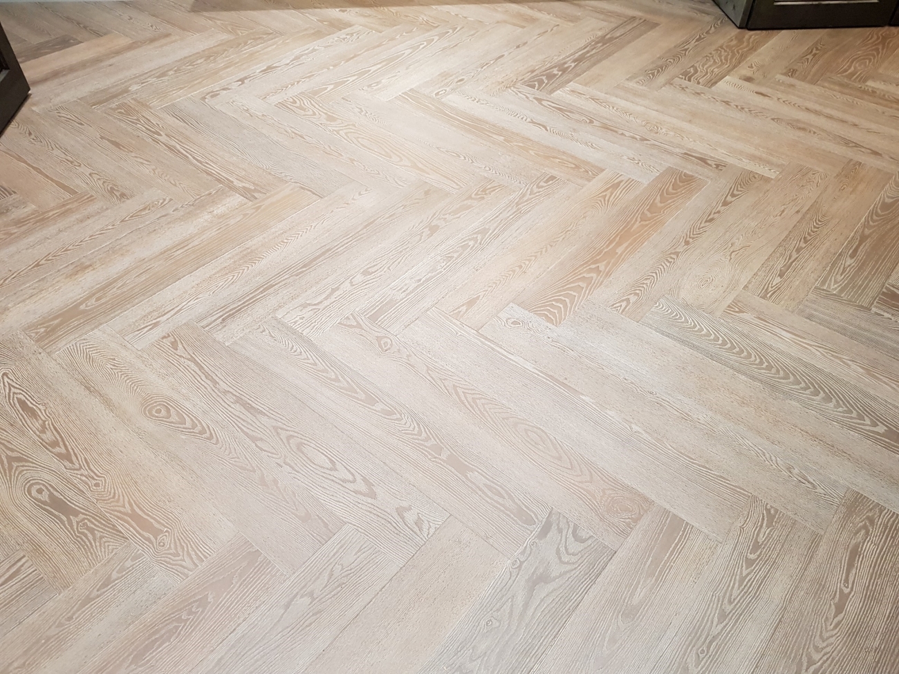 訂製人字拼煙燻色&神秘湖.海島型木地板