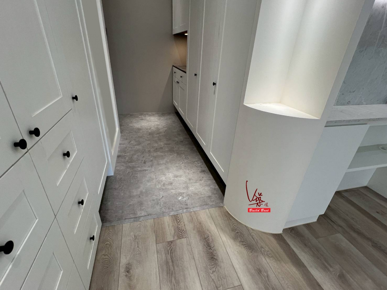 玄關: AquaStop石紋系列S04.石塑地板;
室內: 美國BAUSEN.Innova系列VSPC9GT喬治城.石塑地板