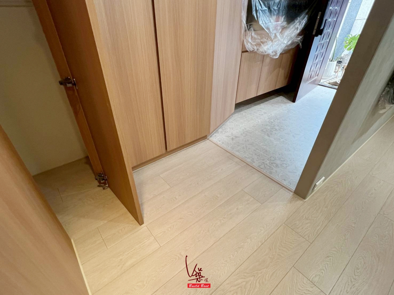 玄關區: 西班牙.拼花磚石系列歐式傳統小花磚.超耐磨地板;
室內區: 比利時Vitality.Style精品(F1)系列178精煉淺橡.超耐磨木地板